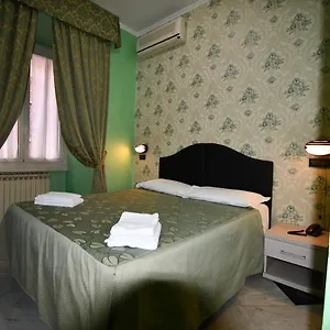 Hotel Ferrarese, Rzym